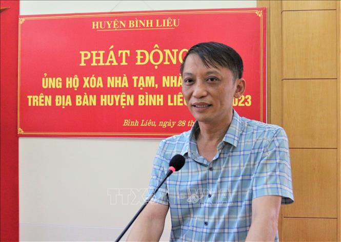 Trong ảnh: Ông Phạm Đức Thắng – Phó bí thư Huyện ủy, Chủ tịch UBND huyện Bình Liêu phát động ủng hộ xóa nhà tạm. Ảnh: Thanh Vân-TTXVN 
