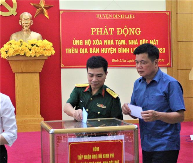 Trong ảnh: Cán bộ, công chức, viên chức...huyện Bình Liêu ủng hộ chương trình xóa nhà tạm. Ảnh: Thanh Vân-TTXVN 