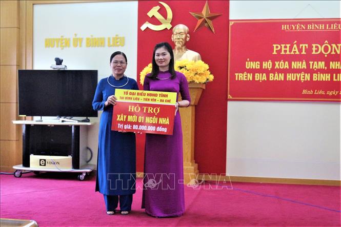 Trong ảnh: Huyện Bình Liêu tiếp nhận hỗ trợ kinh phí xóa nhà tạm từ các tổ chức, cá nhân. Ảnh: Thanh Vân-TTXVN 