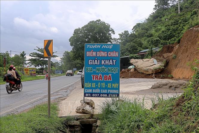 Trong ảnh: Khu vi phạm đã hình thành điểm dừng chân Tuấn Huệ. Ảnh: Thanh Hải - TTXVN  