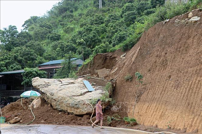 Trong ảnh: Đất đá trượt sạt gây khó khăn cho người đi lại. Ảnh: Thanh Hải - TTXVN  