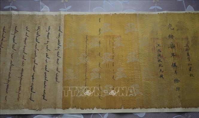 Thánh chỉ lụa triều đại nhà Thanh được phát hiện ở huyện Jize, tỉnh Hà Bắc, Trung Quốc, ngày 28/6/2023. Ảnh: THX/TTXVN