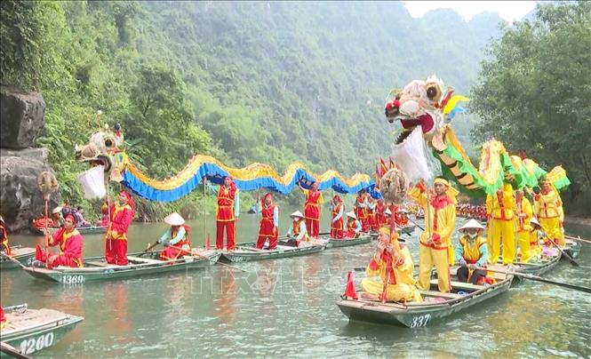 Hoạt động văn hóa đặc sắc trên dòng sông Ngô Đồng tại Khu du lịch Tam cốc Bích Động, tỉnh Ninh Bình. Ảnh: Hải Yến-TTXVN