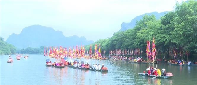 Hoạt động văn hóa đặc sắc trên sông trong Lễ hội Tràng An, tỉnh Ninh Bình. Ảnh: Hải Yến-TTXVN