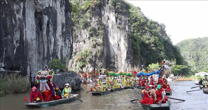 Hoạt động văn hóa đặc sắc trên dòng sông Ngô Đồng tại Khu du lịch Tam cốc Bích Động, tỉnh Ninh Bình. Ảnh: Hải Yến-TTXVN