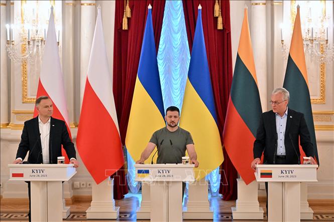 (Từ trái sang) Tổng thống Ba Lan Andrzej Duda, Tổng thống Ukraine Volodymyr Zelensky và Tổng thống Litva Gitanas Nauseda tại cuộc họp báo chung ở Kiev ngày 28/6/2023. Ảnh: AFP/TTXVN