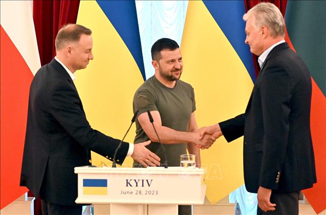 (Từ trái sang) Tổng thống Ba Lan Andrzej Duda, Tổng thống Ukraine Volodymyr Zelensky và Tổng thống Litva Gitanas Nauseda tại cuộc họp báo chung ở Kiev ngày 28/6/2023. Ảnh: AFP/TTXVN