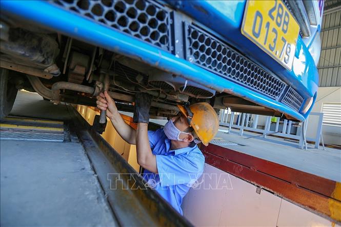 Trong ảnh: Cán bộ Trung tâm Đăng kiểm xe cơ giới 28-01S kiểm tra xe ô tô đi đăng kiểm. Ảnh: Trọng Đạt - TTXVN