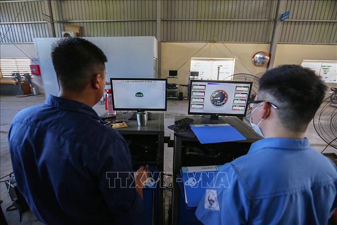 Trong ảnh: Cán bộ Trung tâm Đăng kiểm xe cơ giới 28-01S làm việc trong buổi sáng 29/6. Ảnh: Trọng Đạt - TTXVN