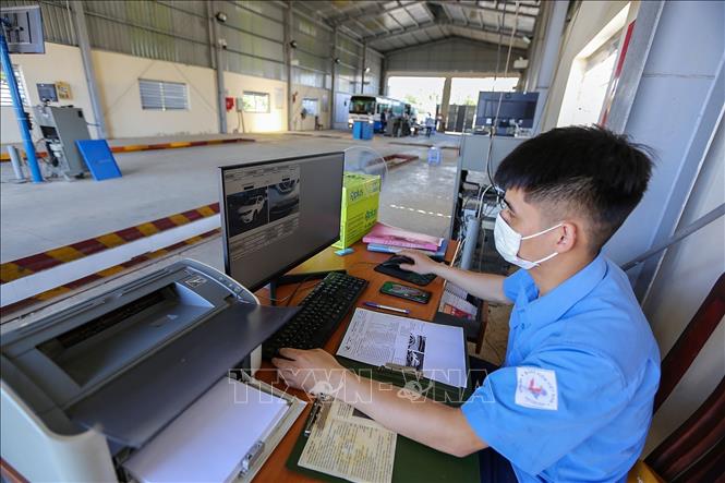 Trong ảnh: Cán bộ Trung tâm Đăng kiểm xe cơ giới 28-01S làm việc trong buổi sáng 29/6. Ảnh: Trọng Đạt - TTXVN