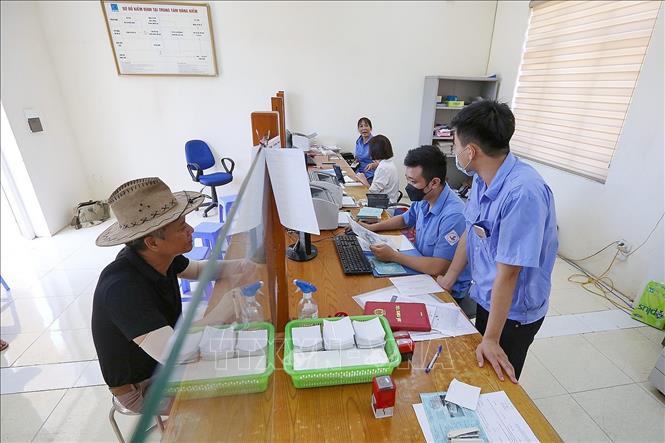 Trong ảnh: Người dân đến làm thủ tục đăng kiểm tại Trung tâm Đăng kiểm xe cơ giới 28-01S (Hòa Bình). Ảnh: Trọng Đạt - TTXVN