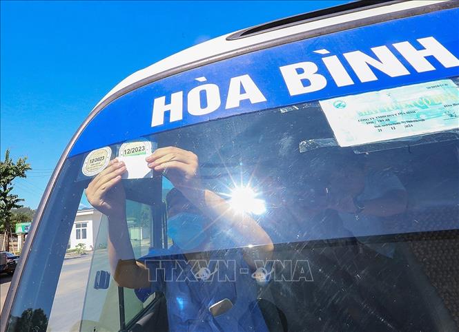 Trong ảnh: Cán bộ Trung tâm Đăng kiểm xe cơ giới 28-01S dán tem đăng kiểm cho các phương tiện cơ giới đủ tiêu chuẩn kỹ thuật đăng kiểm. Ảnh: Trọng Đạt - TTXVN