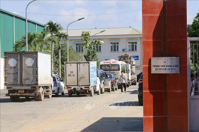 Trong ảnh: Các phương tiên đến đăng kiểm xếp hàng tại Trung tâm Đăng kiểm xe cơ giới 28-01S (Hòa Bình). Ảnh: Trọng Đạt - TTXVN