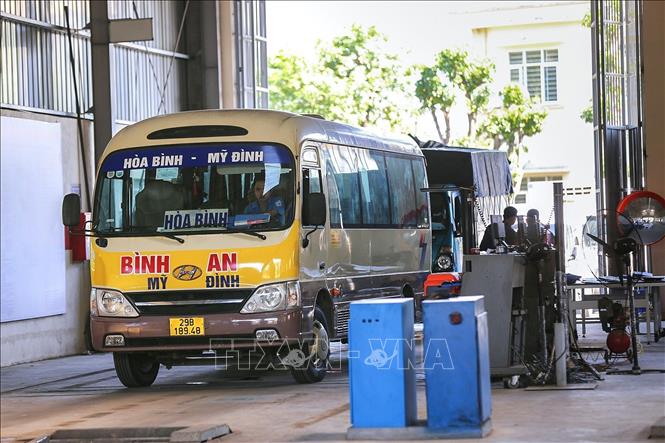 Trong ảnh: Các phương tiên thực hiện đăng kiểm tại Trung tâm Đăng kiểm xe cơ giới 28-01S (Hòa Bình). Ảnh: Trọng Đạt - TTXVN