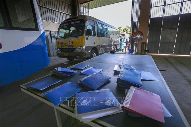 Trong ảnh: Hồ sơ của các phương tiên đến đăng kiểm tại Trung tâm Đăng kiểm xe cơ giới 28-01S (Hòa Bình). Ảnh: Trọng Đạt - TTXVN