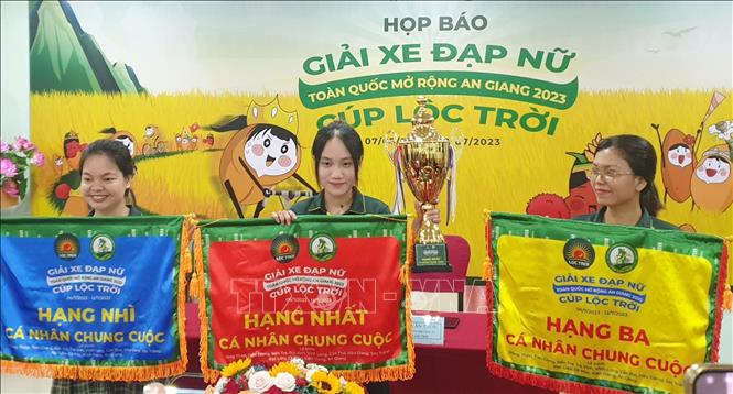 Trong ảnh: Giới thiệu các giải thưởng tại lễ công bố giải xe đạp nữ An Giang mở rộng 2023. Ảnh: Thanh Vũ - TTXVN
