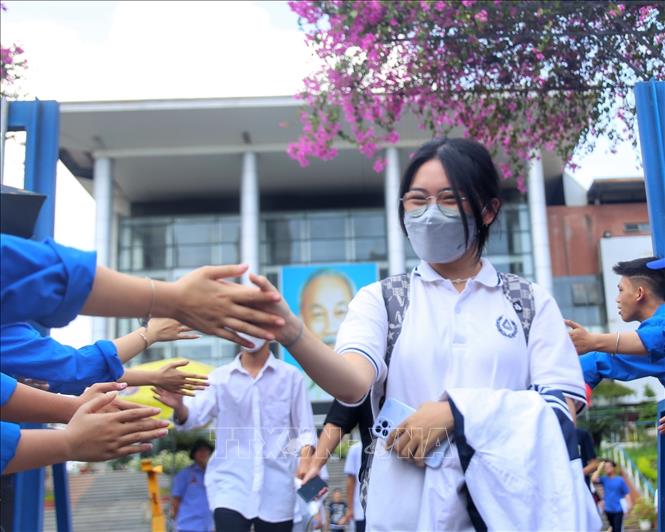 Những cái đập tay động viên thí sinh sau khi kết thúc môn thi cuối cùng tại điểm thi trường THPT chuyên Hà Nội - Amsterdam. Ảnh: Tuấn Đức - TTXVN