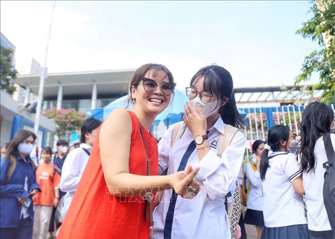 Phụ huynh cùng thí sinh tại điểm thi trường THPT chuyên Hà Nội - Amsterdam. Ảnh: Tuấn Đức - TTXVN