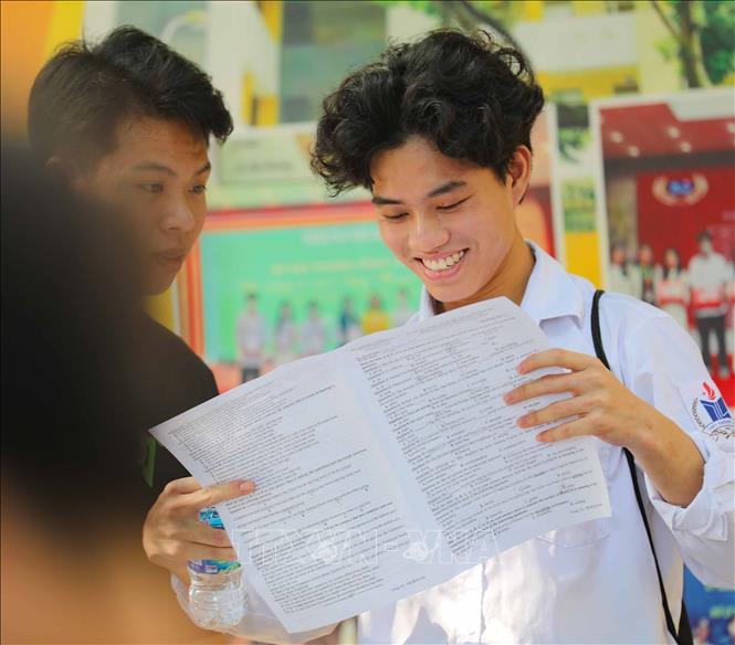 Thí sinh phấn khởi hoàn thành môn cuối cùng của kỳ thi. Ảnh: Thanh Tùng - TTXVN