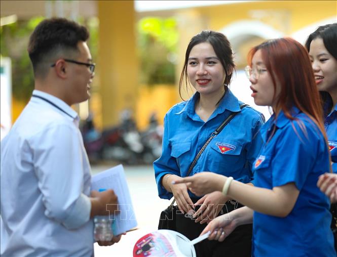 Tình nguyện viên chung vui cùng thí sinh đã hoàn thành kỳ thi. Ảnh: Thanh Tùng - TTXVN