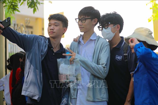 Chụp chung kiểu ảnh ghi dấu một kỳ thi. Ảnh: Thanh Tùng - TTXVN