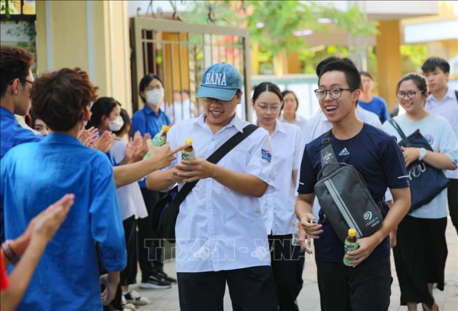 Thí sinh phấn khởi hoàn thành môn cuối cùng của kỳ thi. Ảnh: Thanh Tùng - TTXVN