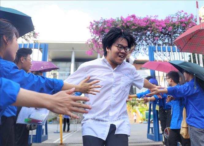 Sự phấn khởi của thí sinh làm bài tốt tại điểm thi trường THPT chuyên Hà Nội - Amsterdam. Ảnh: Tuấn Đức - TTXVN