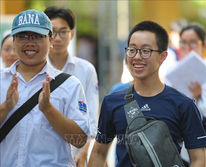 Thí sinh phấn khởi hoàn thành môn cuối cùng của kỳ thi. Ảnh: Thanh Tùng - TTXVN