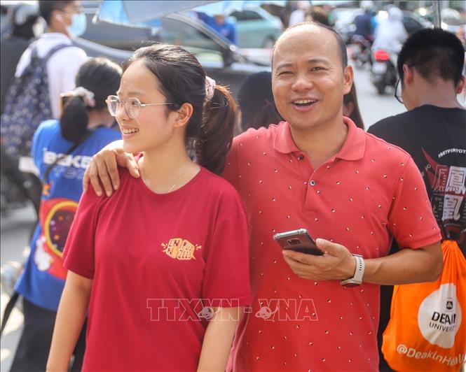 Niềm vui của phụ huynh học sinh tại điểm thi trường THPT chuyên Hà Nội - Amsterdam. Ảnh: Tuấn Đức - TTXVN