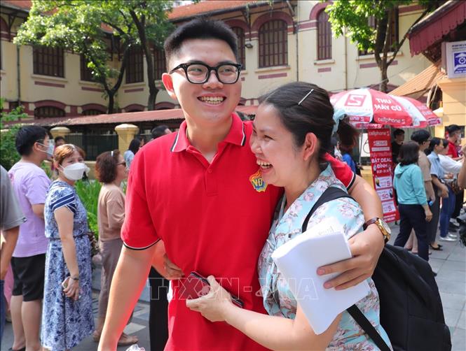 Phụ huynh và thí sinh tại điểm thi Trường THPT Trần Phú. Ảnh: Hoàng Hiếu - TTXVN 