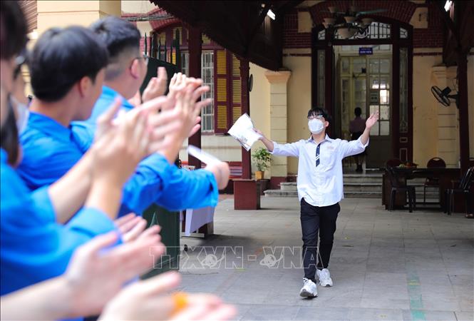 Thí sinh điểm thi Trường THPT Trần Phú vui mừng khi làm xong môn thi cuối. Ảnh: Hoàng Hiếu - TTXVN 