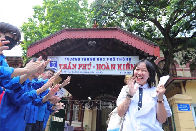 Thí sinh tại điểm thi Trường THPT Trần Phú vui mừng khi hoàn thành Kỳ thi. Ảnh: Hoàng Hiếu - TTXVN 