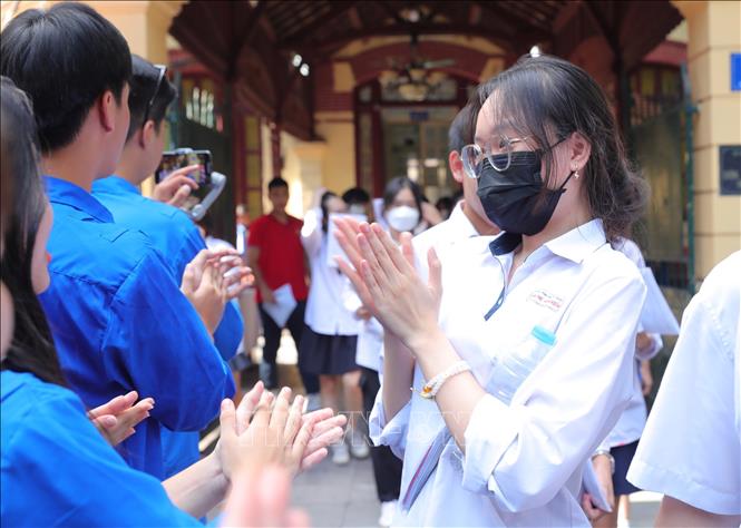 Thí sinh tại điểm thi Trường THPT Trần Phú vui mừng khi hoàn thành Kỳ thi. Ảnh: Hoàng Hiếu - TTXVN 