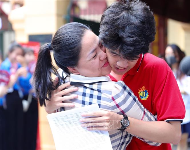 Niềm vui của thí sinh và phụ huynh tại điểm thi Trường THPT Trần Phú sau buổi thi cuối. Ảnh: Hoàng Hiếu - TTXVN 