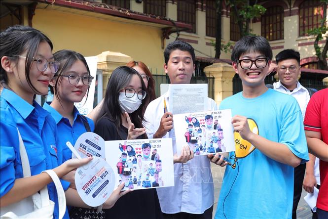 Nhóm thí sinh tại điểm thi Trường THPT Trần Phú vui mừng sau khi hoàn thành Kỳ thi. Ảnh: Hoàng Hiếu - TTXVN 