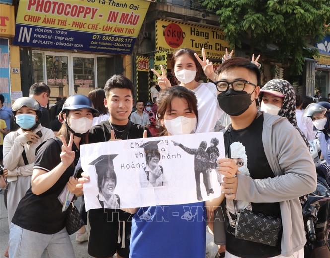 Thí sinh điểm thi Trường THPT Ngô Thì Nhậm (Thanh Trì) vui mừng sau khi hoàn thành kỳ thi. Ảnh: Ngọc Hiệp - TTXVN 