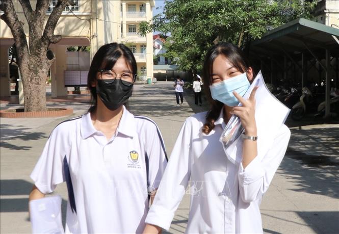 Thí sinh điểm thi Trường THPT Ngô Thì Nhậm (Thanh Trì) vui mừng sau khi hoàn thành kỳ thi. Ảnh: Ngọc Hiệp - TTXVN 