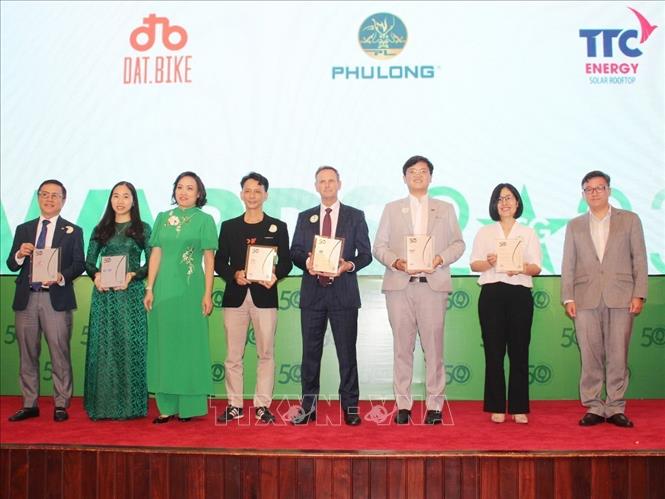 Đại diện doanh nghiệp nhận vinh danh Top 50 doanh nghiệp phát triển bền vững tiêu biểu năm 2023. Ảnh: Mỹ Phương - TTXVN