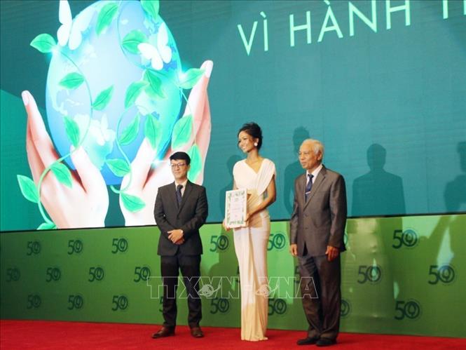 Đại diện Ban tổ chức vinh danh tổ chức, cá nhân có đóng góp Vì hành tinh xanh tại sự kiện. Ảnh: Mỹ Phương - TTXVN