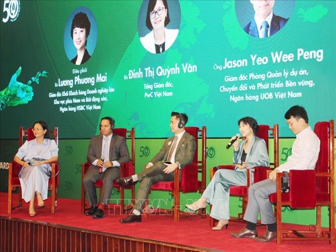 Các diễn giả tham gia phiên tọa đàm Điểm cân bằng kinh tế - môi trường. Ảnh: Mỹ Phương - TTXVN