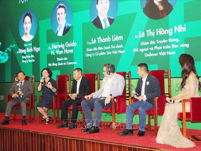 Các doanh nghiệp tham gia phiên tọa đàm Thúc đẩy các mô hình kinh doanh hướng đến Net Zero. Ảnh: Mỹ Phương - TTXVN