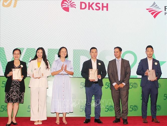 Đại diện doanh nghiệp được vinh danh Top 50 doanh nghiệp phát triển bền vững tiêu biểu năm 2023. Ảnh: Mỹ Phương - TTXVN