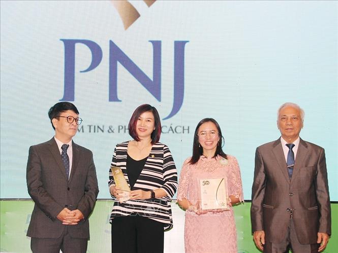Đại diện doanh nghiệp được vinh danh Top 50 doanh nghiệp phát triển bền vững tiêu biểu năm 2023. Ảnh: Mỹ Phương - TTXVN