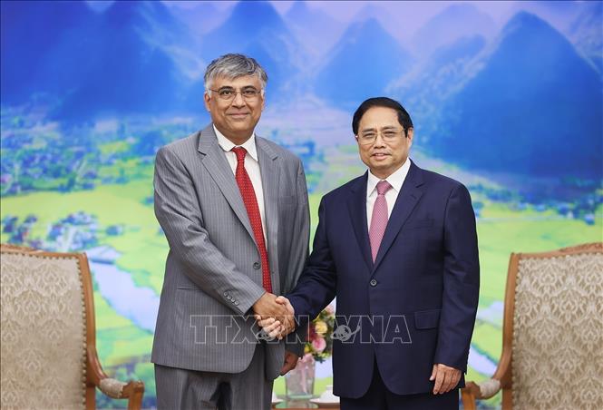 Prime Minister Pham Minh Chinh and Sanjaya Panth, Deputy Director of the IMF’s Asia and Pacific Department. VNA Photo: Dương Giang