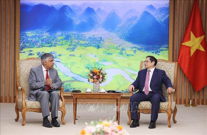 Prime Minister Pham Minh Chinh and Sanjaya Panth, Deputy Director of the IMF’s Asia and Pacific Department. VNA Photo: Dương Giang