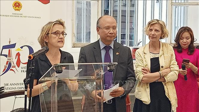 Florence Berthout, mayor of the fifth arrondissement of Paris speaks at the exhibition’s opening ceremony. VNA Photo: Trọng Tuyên