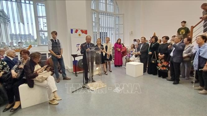 Vietnamese Ambassador to France Dinh Toan Thang speaks at the exhibition’s opening ceremony. VNA Photo: Trọng Tuyên
