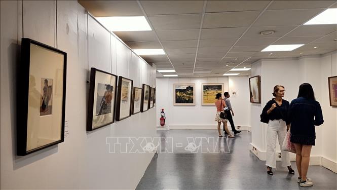 Visitors at the exhibition.  VNA Photo: Trọng Tuyên