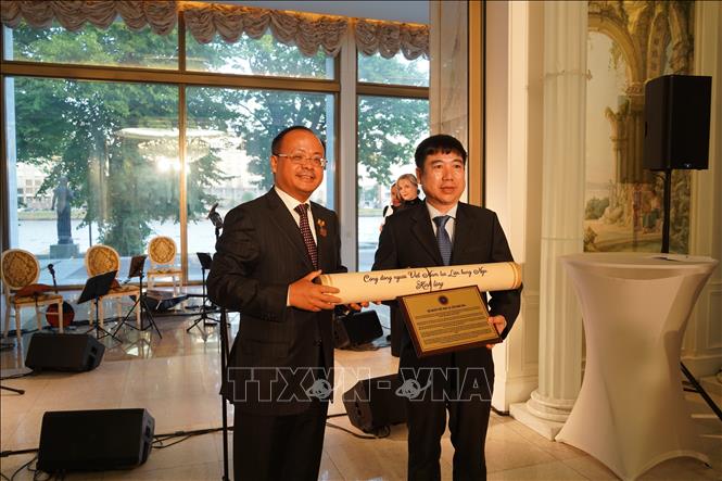 Trong ảnh: Ông Đỗ Xuân Hoàng, Chủ tịch Hội người Việt Nam tại LB Nga, trao cho ông Hoàng Anh Tuấn, Cục trưởng Cục Lưu trữ Văn phòng Trung ương Đảng Cộng sản Việt Nam bản gốc tờ báo “Sự thật” ngày 27/01/1924 trong đó có bài viết của Chủ tịch Hồ Chí Minh. Ảnh: Duy Trinh - PV TTXVN tại LB Nga