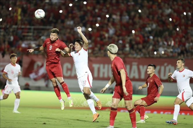 Vietnam (in red) wins 1-0 in the friendly match with Hong Kong in June 15. VNA Photo: Minh Quyết